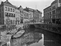 129989 Gezicht op de Stadhuisbrug te Utrecht, vanaf de Bezembrug, met het Stadhuis en op de voorgrond de Oudegracht.